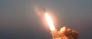 Dieses Bild soll den Start der Rakete «Märtyrer Hajj Ghassem» an einem unbekannten Ort zeigen..
