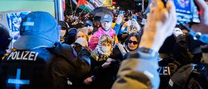 Die Berliner Polizei wünscht sich mehr Unterstützung der Justiz für Maßnahmen gegen gewalttätige Demonstranten.