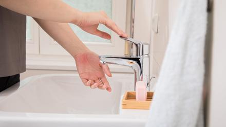 Händewaschen schützt. Der Verzicht aufs Händeschütteln aber auch. Und spart Wasser. 