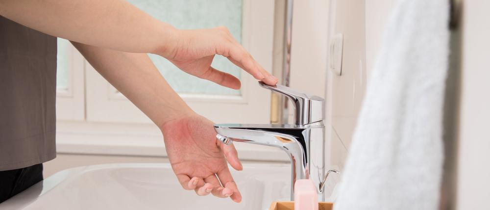 Händewaschen schützt. Der Verzicht aufs Händeschütteln aber auch. Und spart Wasser.