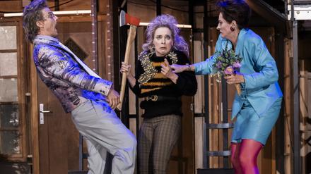 Als Knallchargen und Comicfiguren inszeniert mit Marc Oliver Schulze, Kathrin Wehlisch und Constanze Becker (von links).