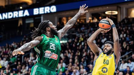 Gegen Titelverteidiger Panathinaikos Athen (links Mathias Lessort) verloren Trevion Williams und Alba trotz starker Leistung.