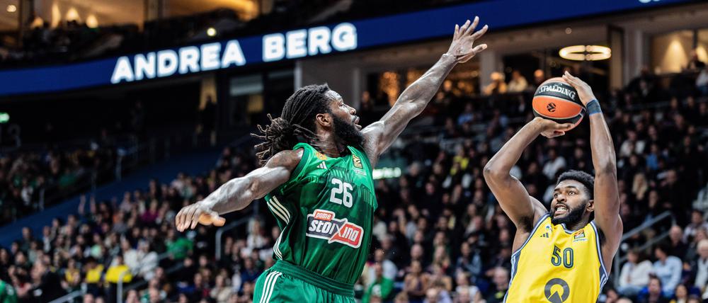 Gegen Titelverteidiger Panathinaikos Athen (links Mathias Lessort) verloren Trevion Williams und Alba trotz starker Leistung.