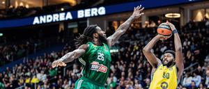 Gegen Titelverteidiger Panathinaikos Athen (links Mathias Lessort) verloren Trevion Williams und Alba trotz starker Leistung.