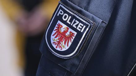 Das Wappen der Brandenburger Polizei auf dem Ärmel eines Polizisten.