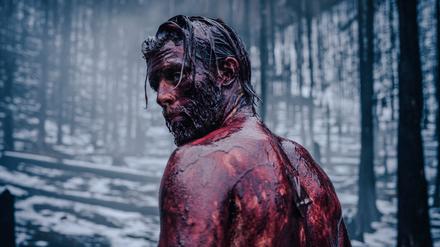 Alte Wesen unter sich. Siegfried (Jannis Niewöhner) badet im Blut des letzten Drachen.