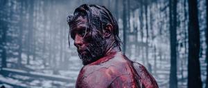 Alte Wesen unter sich. Siegfried (Jannis Niewöhner) badet im Blut des letzten Drachen.