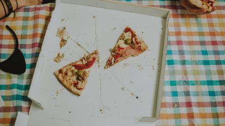 PFAS sind sowohl wasser- als auch fettabweisend. Deshalb stecken sie beispielsweise in Pizzakartons.