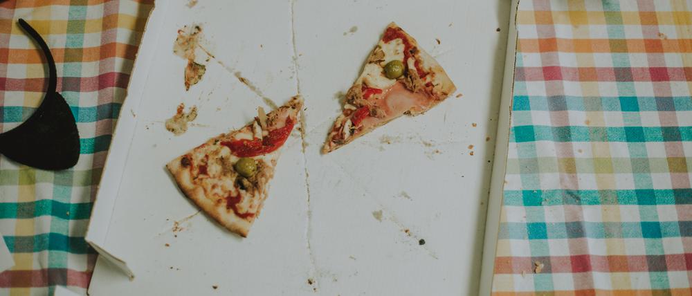 PFAS sind sowohl wasser- als auch fettabweisend. Deshalb stecken sie beispielsweise in Pizzakartons.