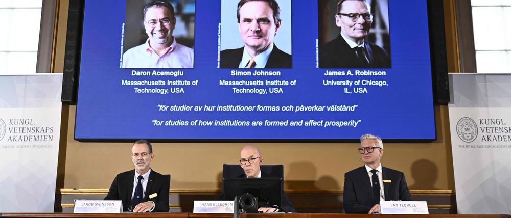 Der Nobelpreis für Wirtschaftswissenschaften geht in diesem Jahr an die in den USA tätigen Ökonomen Daron Acemoglu, Simon Johnson und James A. Robinson. 