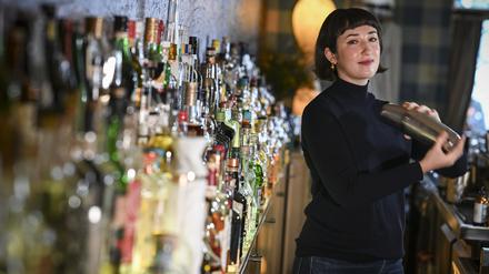 Die Bartenderin Maria Gorbatschova mixt in der Green Door Bar in der Winterfeldtstraße in Berlin-Schöneberg.