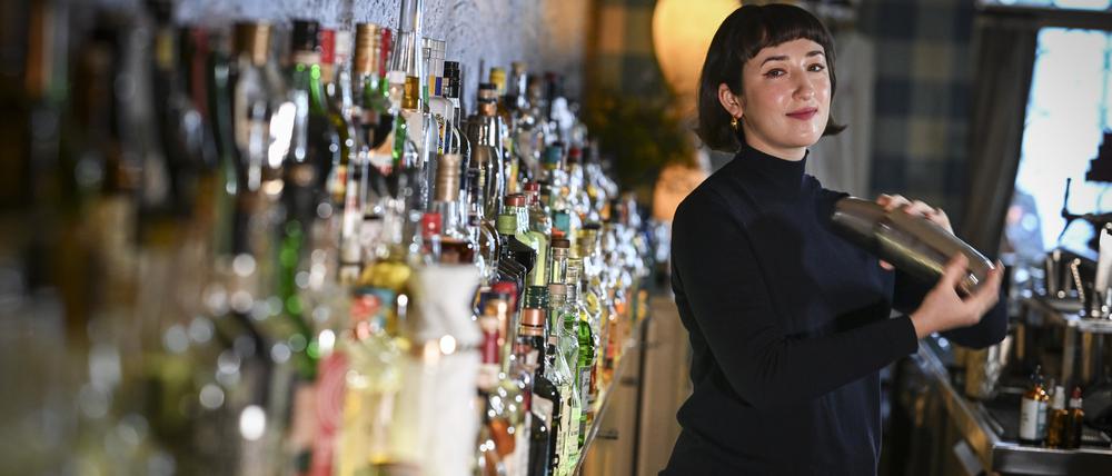 Die Bartenderin Maria Gorbatschova mixt in der Green Door Bar in der Winterfeldtstraße in Berlin-Schöneberg.