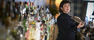 Die Bartenderin Maria Gorbatschova mixt in der Green Door Bar in der Winterfeldtstraße in Berlin-Schöneberg.