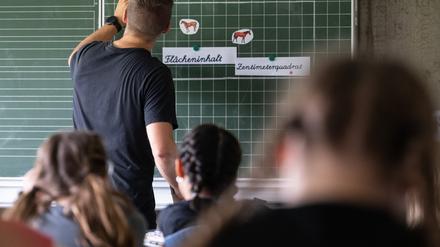 Ein Lehrer macht im Unterricht einer vierten Klasse einer Grundschule einen Tafelanschrieb. (Symbolbild)