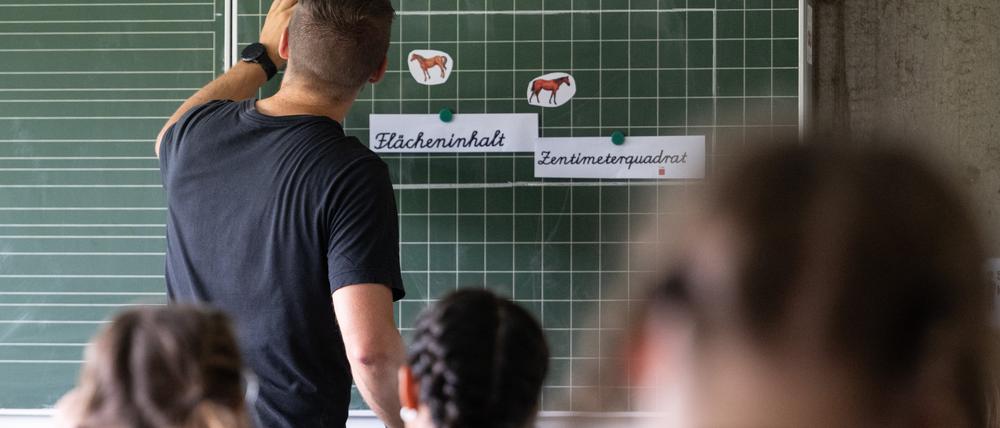 Ein Lehrer macht im Unterricht einer vierten Klasse einer Grundschule einen Tafelanschrieb. (Symbolbild)