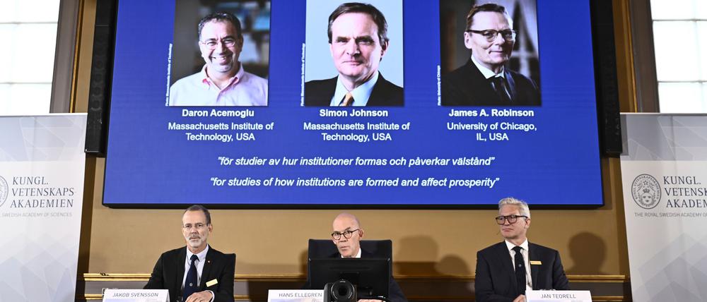 Die Ökonomen Daron Acemoglu, Simon Johnson und James A. Robinson erhalten den diesjährigen Wirtschaftsnobelpreis.