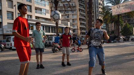 Geflüchtete Kinder spielen Fußball an der Corniche in Beirut.