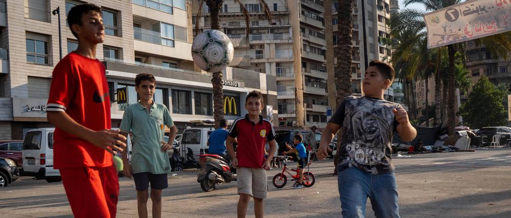 Geflüchtete Kinder spielen Fußball an der Corniche in Beirut.