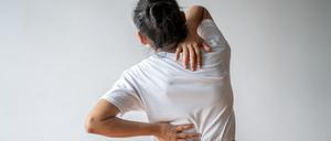 Eine Frau hat Rückenschmerzen 