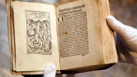 Anleitungen zur Hexenjagd wurden in Buchform verbreitet.