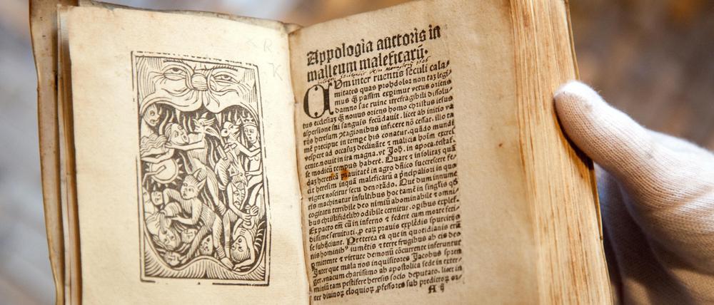 Anleitungen zur Hexenjagd wurden in Buchform verbreitet.