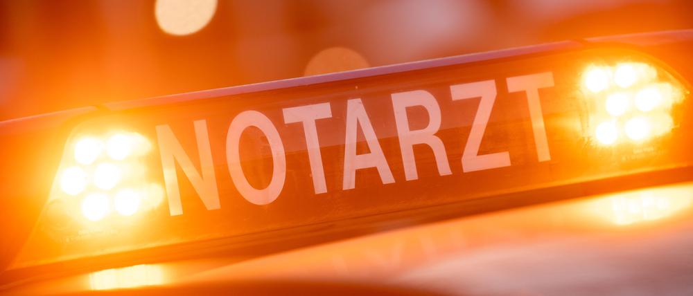 ARCHIV - 19.01.2019, Bayern, München: Ein Dachschild mit der Aufschrift Notarzt steht auf einem Einsatzwagen eines Notarztes. (zu dpa: «18-Jähriger stirbt bei Unfall im Kreis Lippe») Foto: Lino Mirgeler/dpa +++ dpa-Bildfunk +++