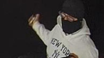 Die Polizei sucht einen Mann, der ein Wettbüro in Reinickendorf überfallen haben soll.