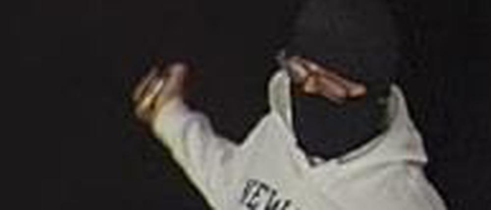 Die Polizei sucht einen Mann, der ein Wettbüro in Reinickendorf überfallen haben soll.