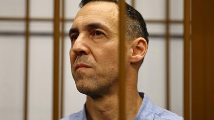 Laurent Vinatier aus Frankreich steht in einem Käfig hinter seinen Anwälten im Zamoskvoretsky Bezirksgericht. Der Politikexperte ist wegen des mutmaßlichen Sammelns russischer Militärinformationen zu drei Jahre Haft in einem Straflager verurteilt worden.