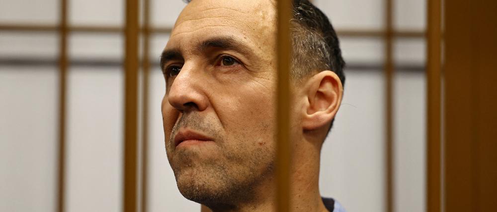 Laurent Vinatier aus Frankreich steht in einem Käfig hinter seinen Anwälten im Zamoskvoretsky Bezirksgericht. Der Politikexperte ist wegen des mutmaßlichen Sammelns russischer Militärinformationen zu drei Jahre Haft in einem Straflager verurteilt worden. 