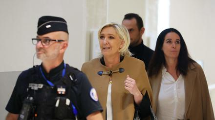 Die französische Rechtspopulistin Marine Le Pen auf dem Weg zum Gericht.