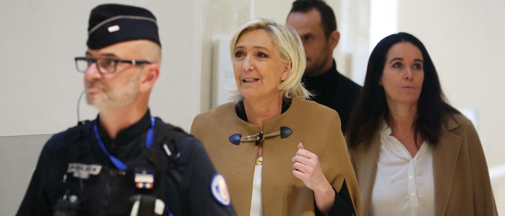 Die französische Rechtspopulistin Marine Le Pen auf dem Weg zum Gericht.