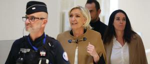 Die französische Rechtspopulistin Marine Le Pen auf dem Weg zum Gericht.