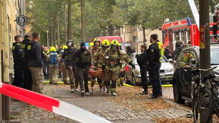 Einsatzkräfte bargen den Mann leblos aus seiner brennenden Wohnung und versuchten ihn zu reanimieren, allerdings erfolglos.