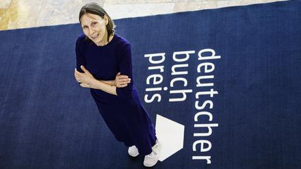 Martina Hefter, die Autorin des Romans ·Hey guten Morgen, wie geht es dir?·, steht vor der Preisverleihung des Deutschen Buchpreises 2024 im Römer.