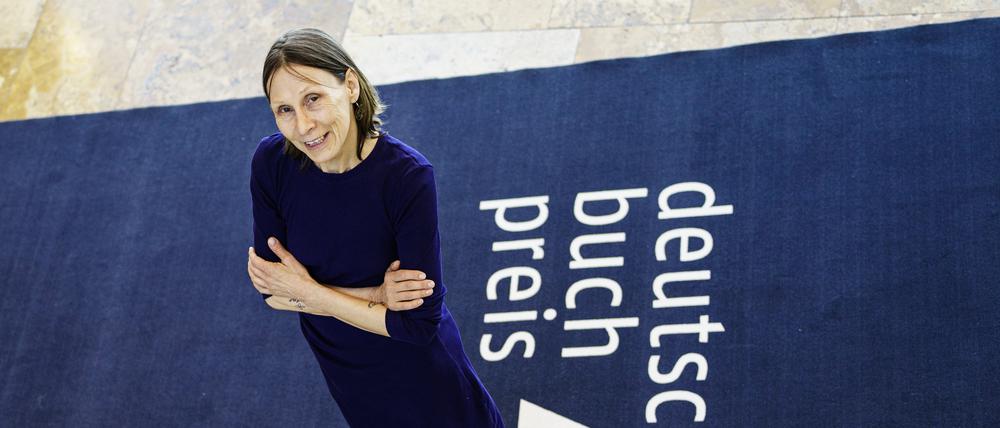 Martina Hefter, die Autorin des Romans ·Hey guten Morgen, wie geht es dir?·, steht vor der Preisverleihung des Deutschen Buchpreises 2024 im Römer. 