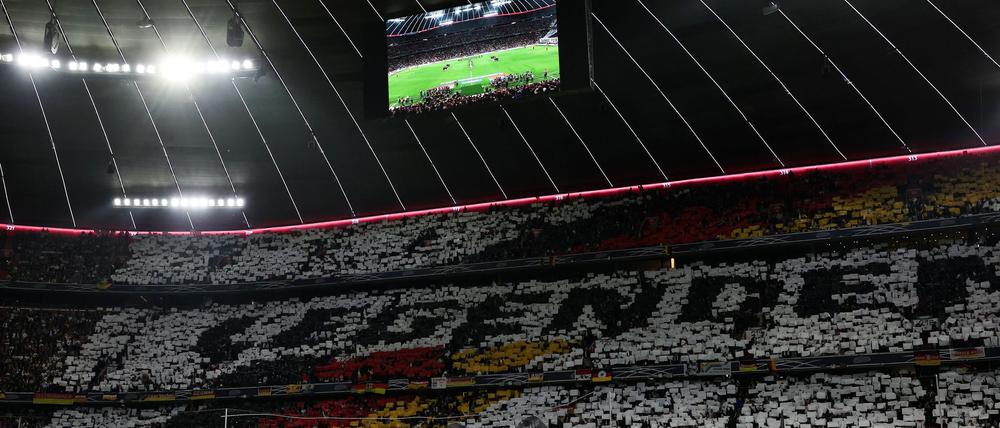 Die Fans verabschiedeten die Ex-Nationalspieler als „Legenden“.