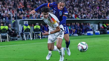 Der Münchner Aleksandar Pavlovic (vorne) feierte am Montag in München sein Startelfdebüt für die deutsche Fußball-Nationalmannschaft.