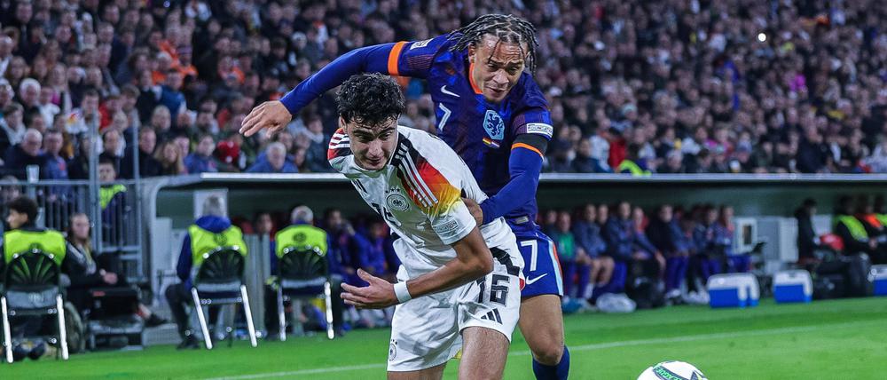 Der Münchner Aleksandar Pavlovic (vorne) feierte am Montag in München sein Startelfdebüt für die deutsche Fußball-Nationalmannschaft.