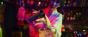 Bartender haben heute großen Einfluss darauf, was die Gäste trinken. Als Experten leiten sie durch den unwegsamen Dschungel von Marken und Produkten.