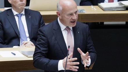 Kai Wegner (CDU), Regierender Bürgermeister von Berlin, spricht bei der Fragestunde bei der Plenarsitzung im Berliner Abgeordnetenhaus. 
