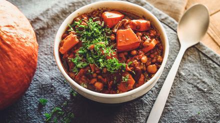 Wer Kürbis liebt, hat meist sein Rezept für die Suppe und das Ofengemüse drauf. Doch aus Kürbis lässt sich mit Möhren, Kichererbsen und kräftigem Schwarzbier auch ein vegetarisches Gulasch zaubern.