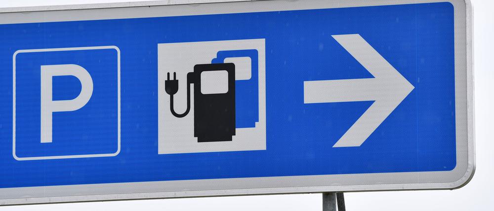 Die Ladeinfrastruktur an deutschen Autobahnen lässt nach Ansicht des ADAC zu wünschen übrig.