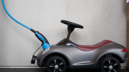In diesem Jahr könnte der E-Auto-Anteil laut HUK bundesweit so langsam wachsen wie seit vier Jahren nicht mehr.