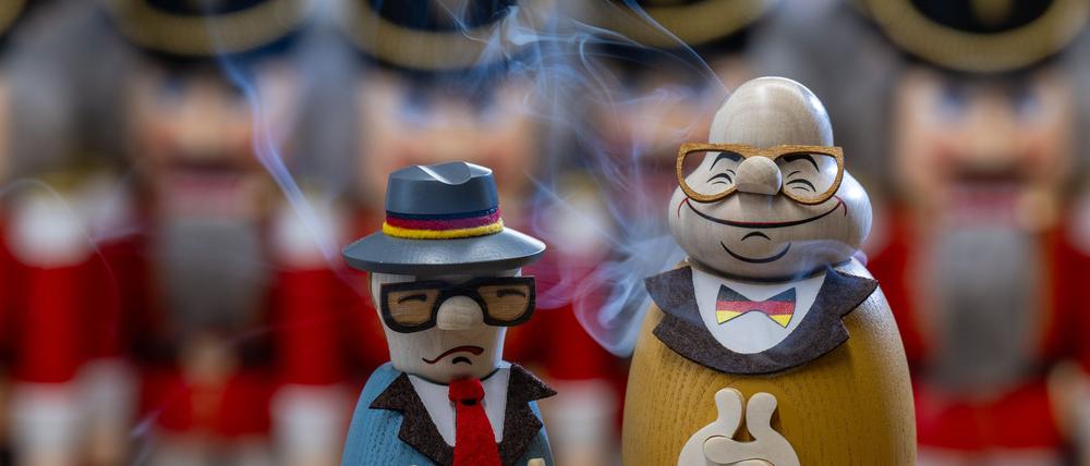 Die Seiffener Volkskunst hofft mit Räucherfiguren von Erich Honecker und Helmut Kohl auf gute Geschäfte.