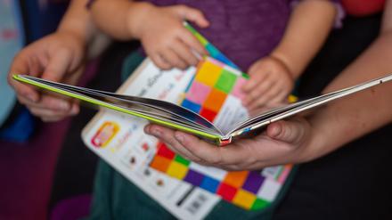 Kleine Kinder verstehen nicht alles, aber manchmal zu viel: Bücher können ihnen daher Tod und Trauer greifbarer machen. (Symbolbild)
