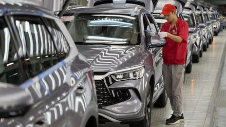 Ein Arbeiter prüft die Qualität eines New Energy Vehicle (NEV) im Werk von BYD, Chinas führendem NEV-Hersteller, in Zhengzhou in der zentralchinesischen Provinz Henan. 