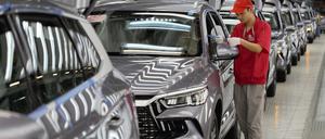 Ein Arbeiter prüft die Qualität eines New Energy Vehicle (NEV) im Werk von BYD, Chinas führendem NEV-Hersteller, in Zhengzhou in der zentralchinesischen Provinz Henan. 