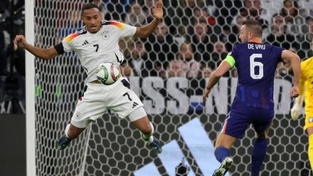 Auf dem Höhenflug. Debütant Jamie Leweling war nicht nur wegen seines Tores einer der auffälligsten Spieler in der deutschen Nationalmannschaft.