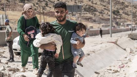Nur zu Fuß ist der Grenzübergang Mansaa zwischen Libanon und Syrien nach israelischen Angriffen zu passieren. 